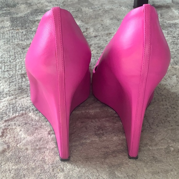 Balenciaga fuchsia leather pumps. - Picture 3 of 7